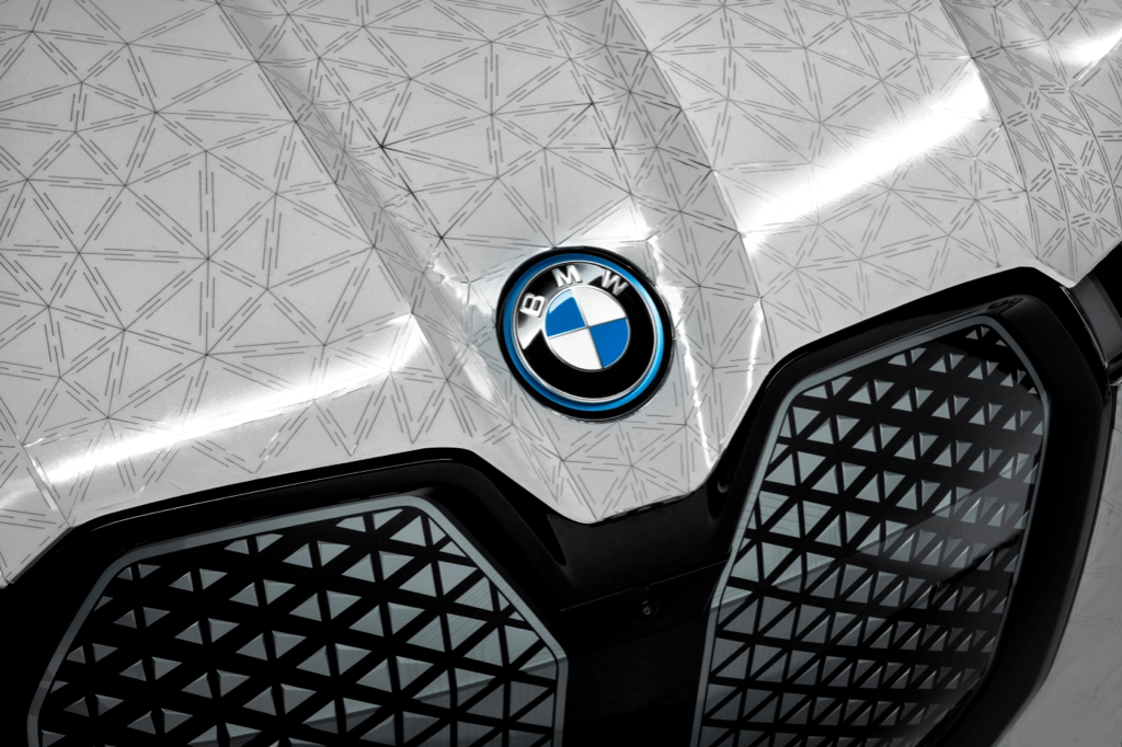 BMW renk değiştiren yeni konsept otomobili: iX Flow